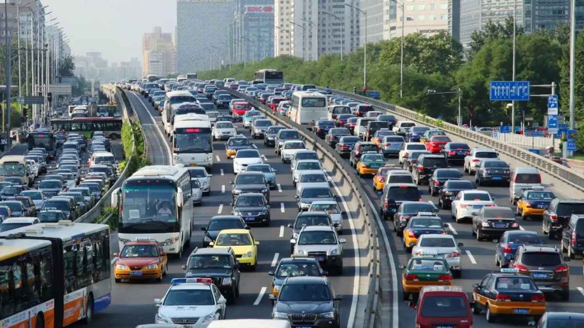 Atasco de tráfico en hora punta durante el trayecto diario al trabajo