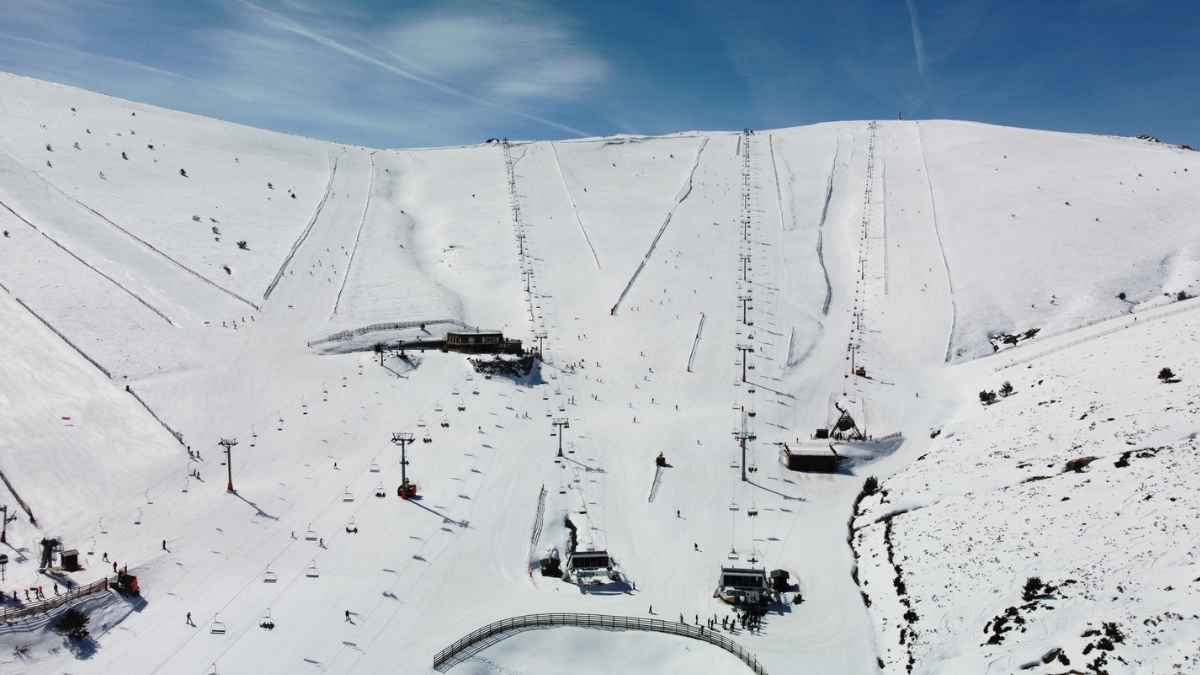 Estación de esquí de Valdesquí con pistas abiertas durante la temporada de nieve y contratación de personal