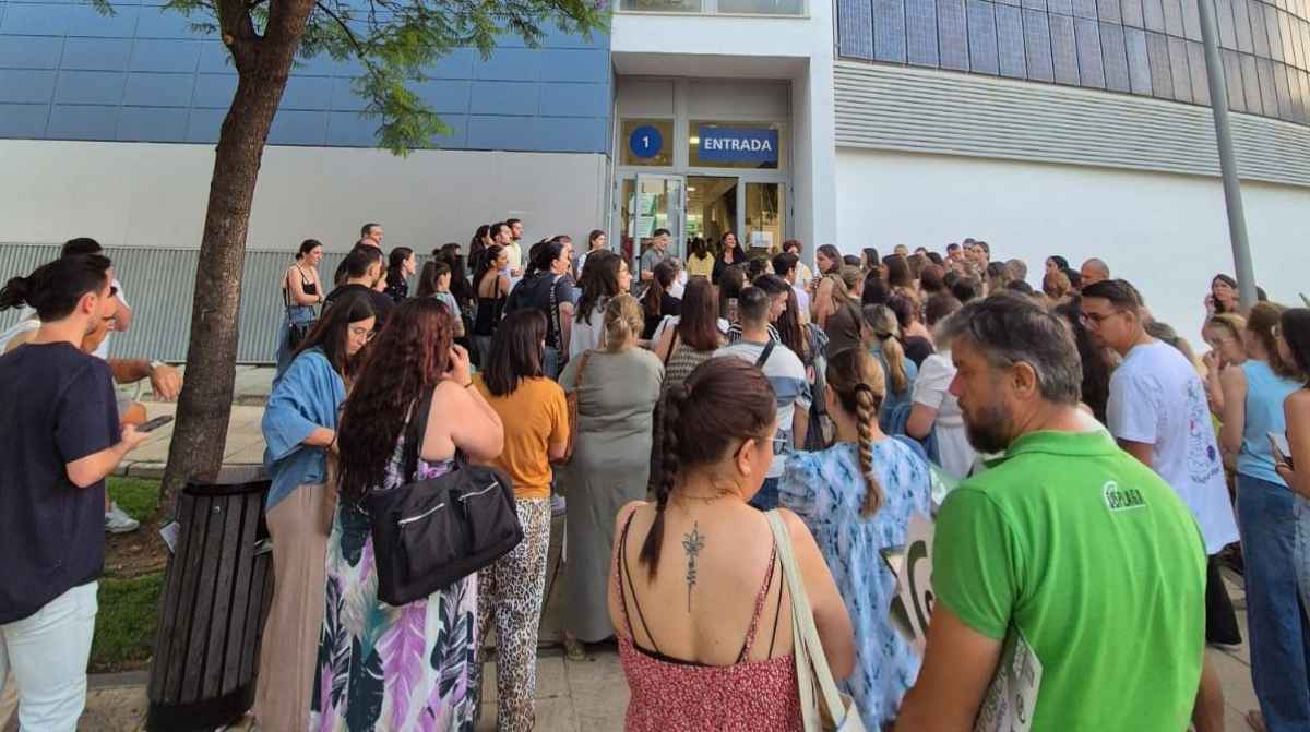 Aspirantes esperando para realizar las oposiciones docentes en Andalucía con 5.047 plazas convocadas