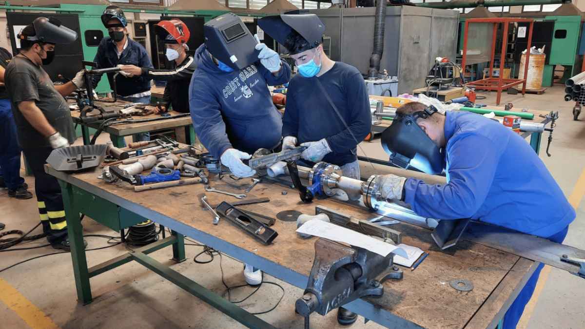 Alumnos realizando prácticas de soldadura en uno de los cursos gratuitos del SEF con certificado profesional