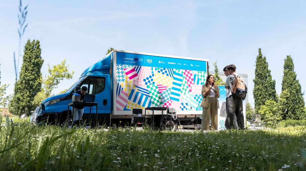 Jóvenes participando en programa de cursos de inglés laboral y portugués con 700 plazas hasta el 20 de febrero