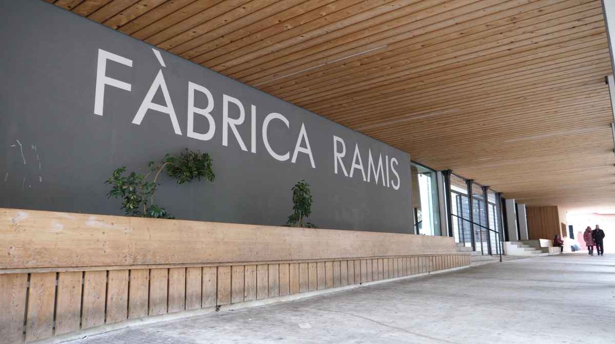Fachada de la Fàbrica Ramis en Inca donde se celebra la jornada de ocupación con 750 ofertas de empleo
