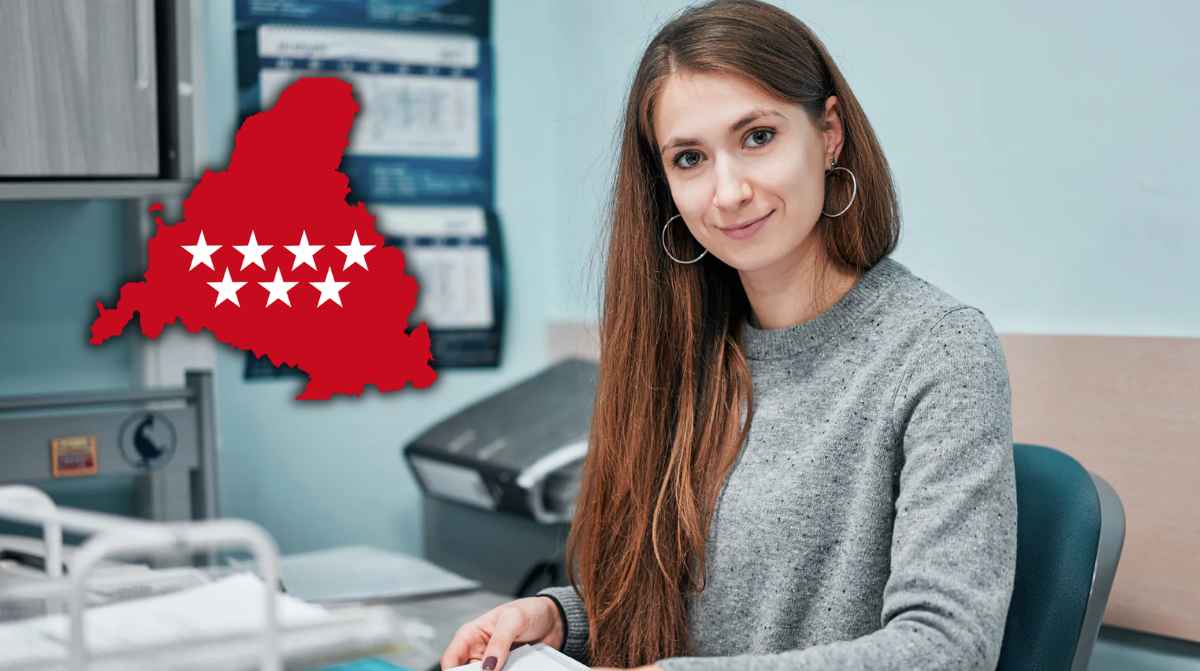 Auxiliar administrativo trabajando en oficina en convocatoria de empleo público en la Comunidad de Madrid