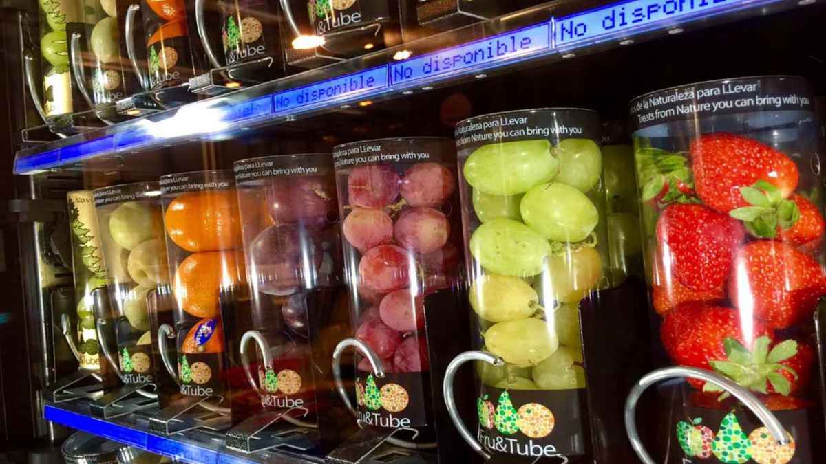 Máquina de vending en el trabajo con fruta fresca y alimentos saludables