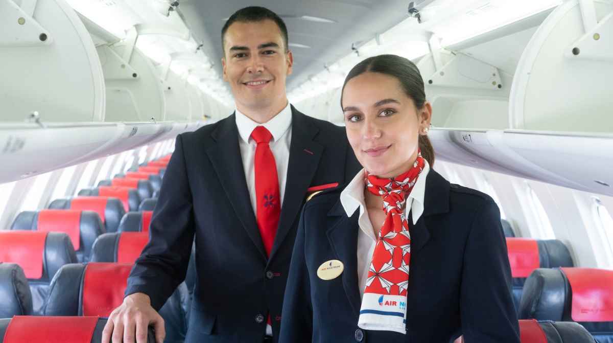 Tripulantes de cabina de Air Nostrum en el interior de un avión durante jornada de puertas abiertas