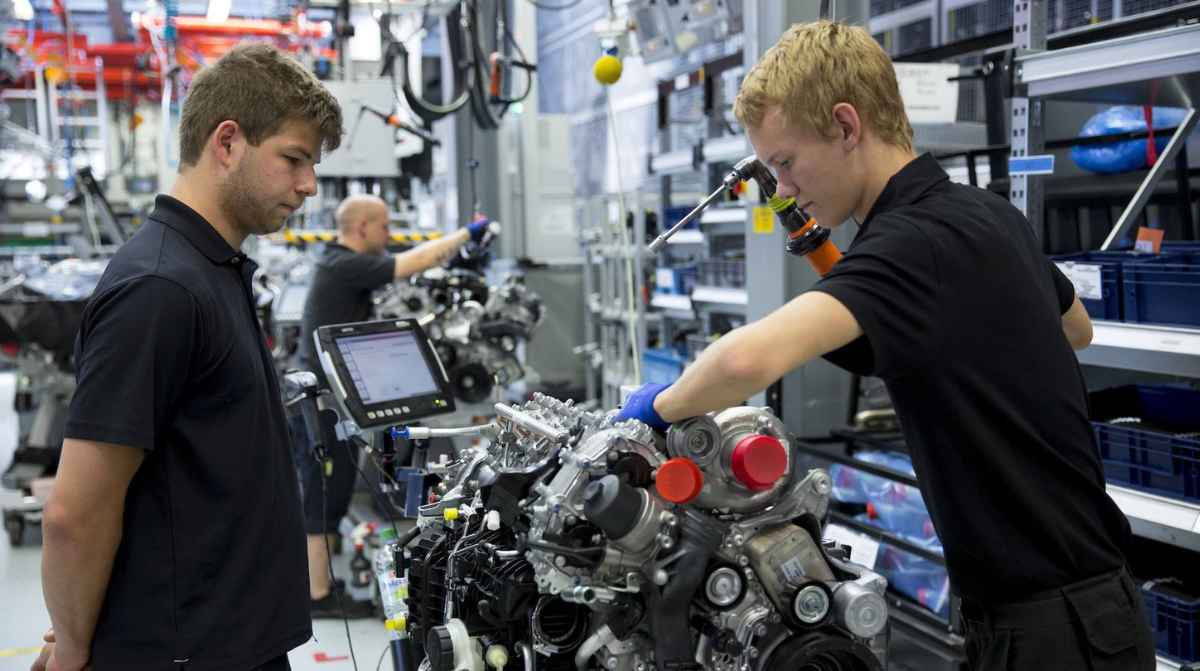 Trabajadores en una empresa industrial de Alemania tras aprobar la jornada laboral de 4 días con salario completo