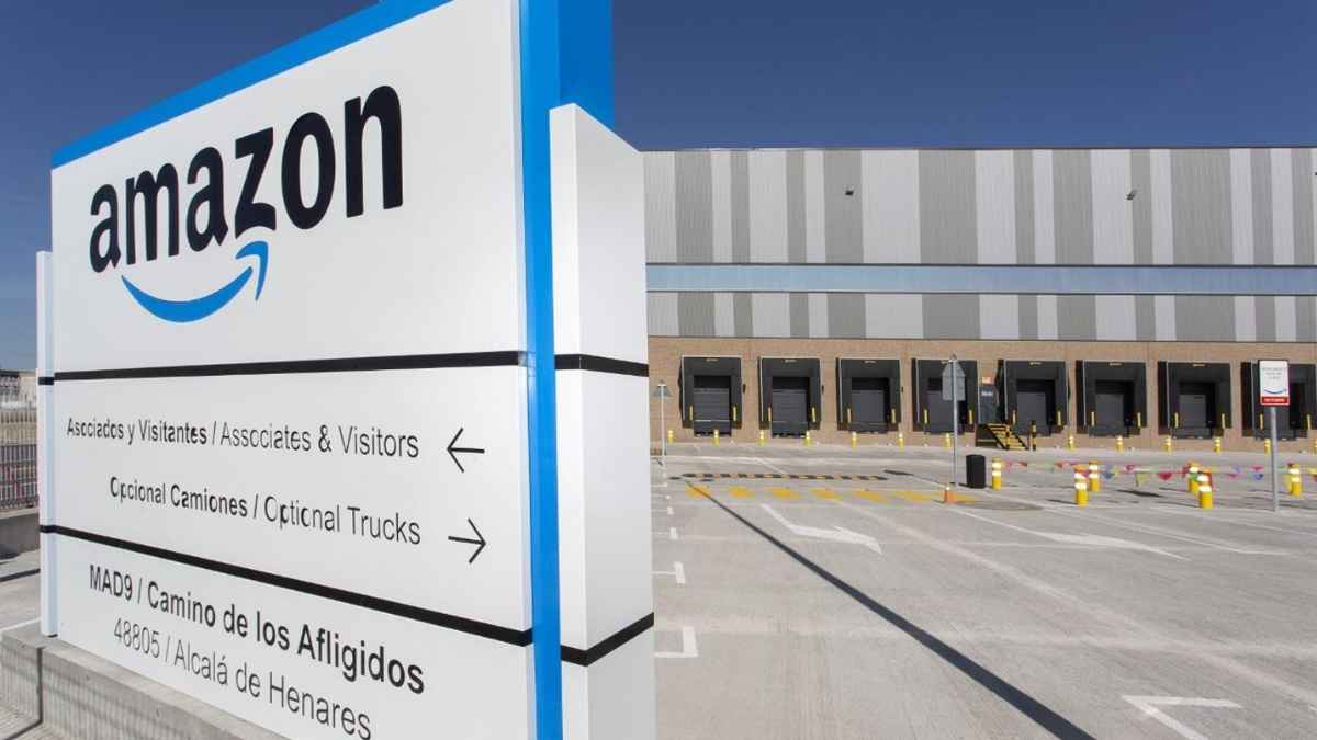 Centro logístico de Amazon en España tras el anuncio de 16.000 despidos