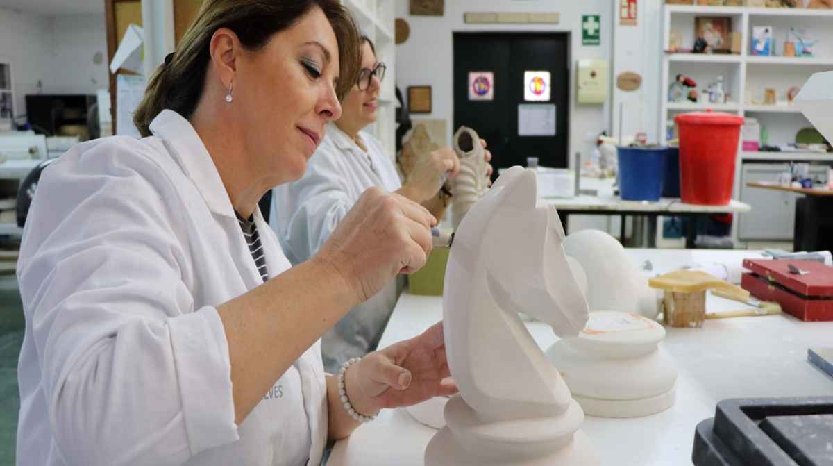 Alumna trabajando en un curso gratuito de especialización en cerámica en Andalucía
