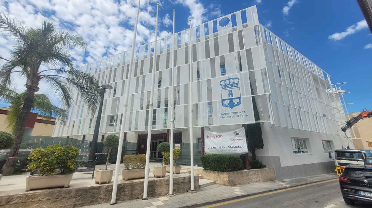 Fachada del Ayuntamiento de Alhaurín de la Torre donde se gestionan los 60 nuevos contratos de empleo