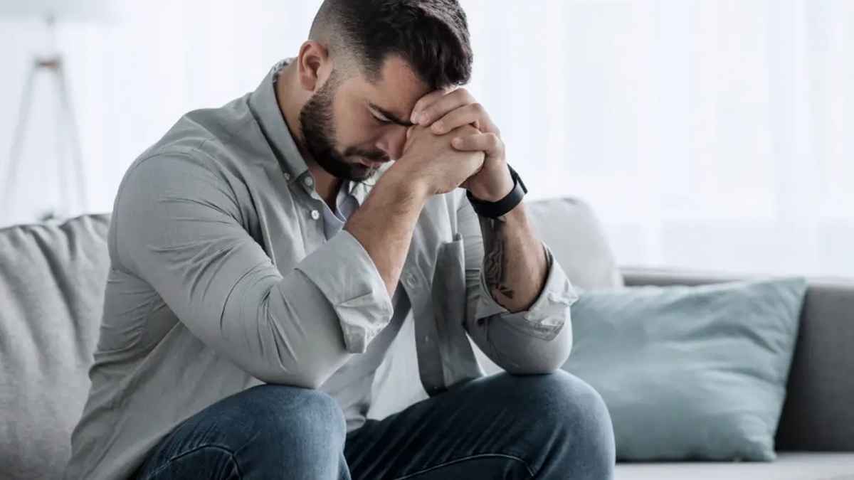 Trabajador con depresión durante una baja médica por incapacidad temporal
