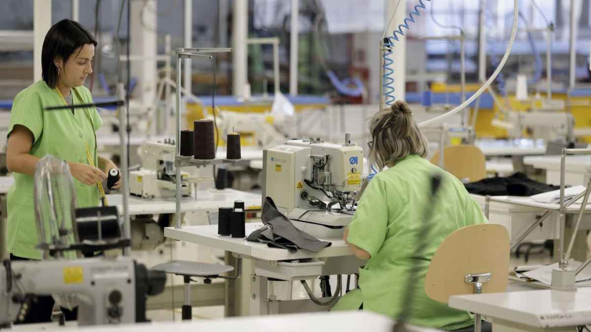 Mujeres jóvenes trabajando en una empresa industrial, uno de los perfiles con mayor riesgo de baja médica por incapacidad temporal