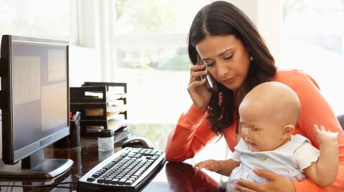 Funcionaria teletrabajando mientras cuida a su bebé gracias a la bolsa de horas para conciliación