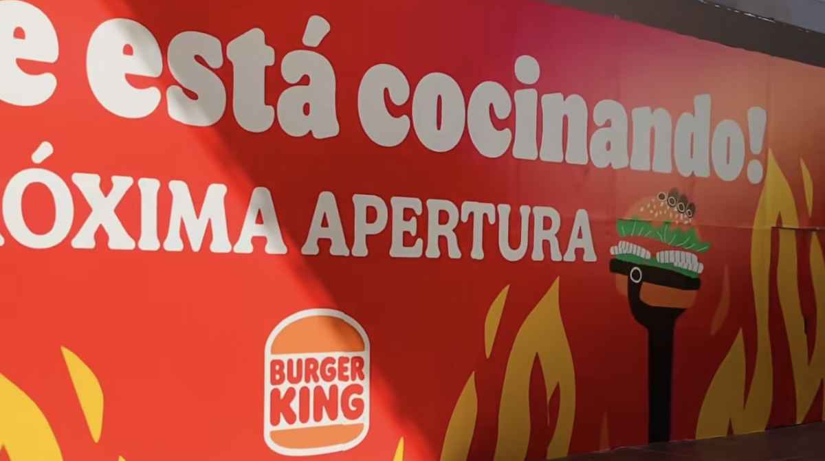 Cartel de próxima apertura de Burger King en Alhama donde se crearán 28 puestos de trabajo