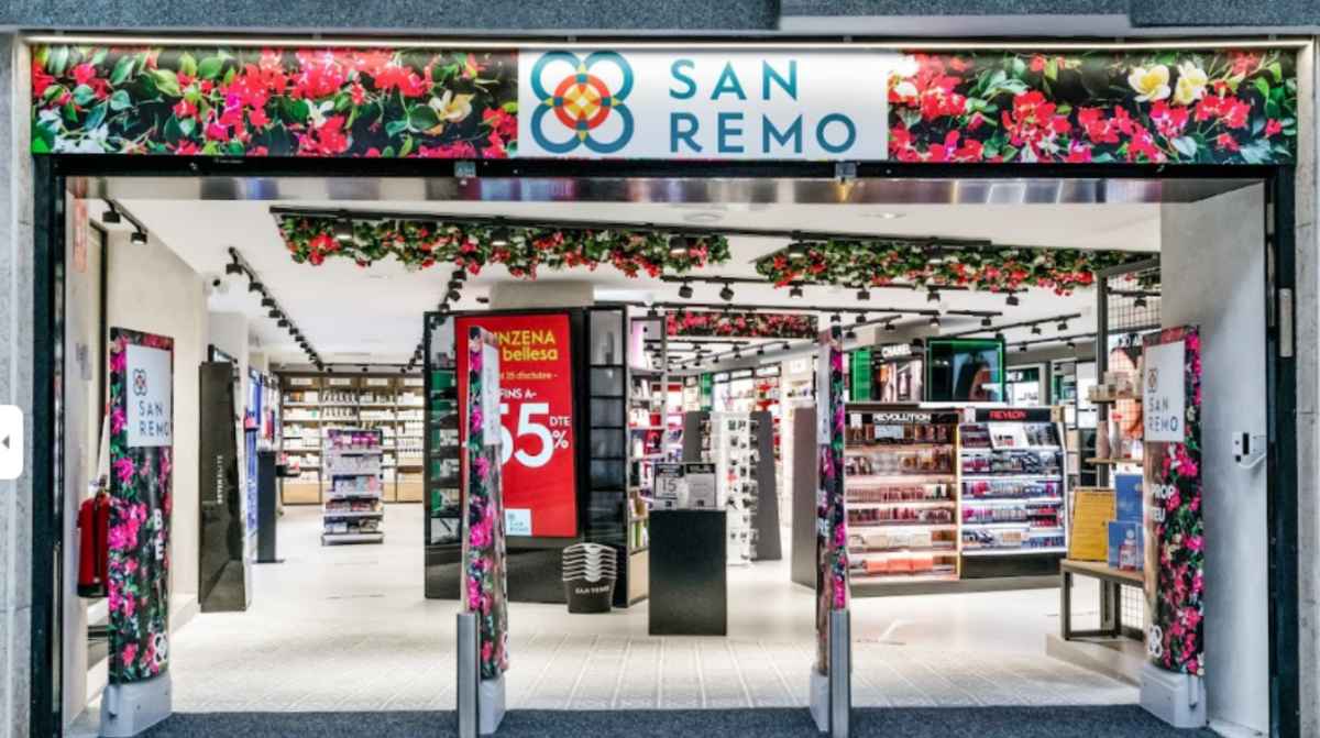 Fachada de una tienda de perfumerías San Remo antes del cierre de sus establecimientos en Cataluña