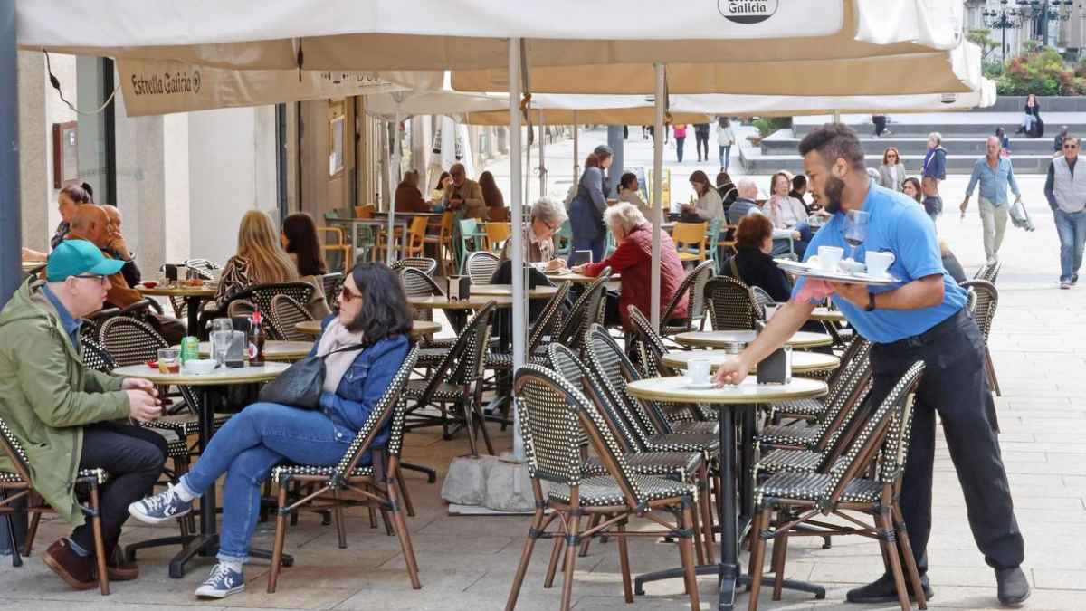 Camarero trabajando en una terraza de hostelería, uno de los empleos con más vacantes según el SEPE