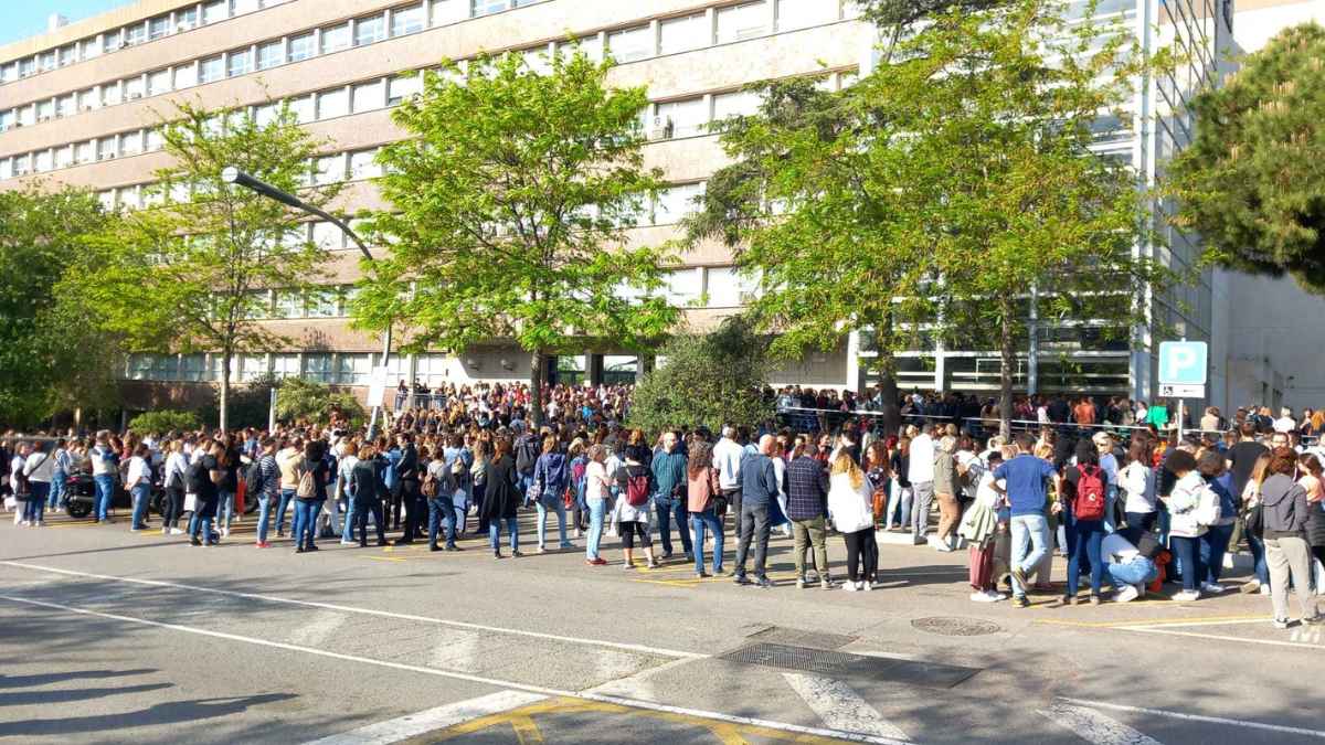 Aspirantes a oposiciones hacen cola para optar a plazas de funcionarios en Catalunya
