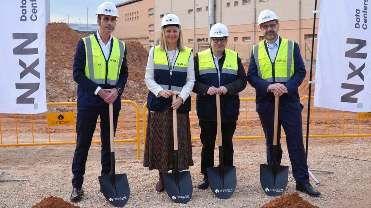 Primera piedra del centro de datos de Vara de Quart en València con representantes institucionales y de NxN