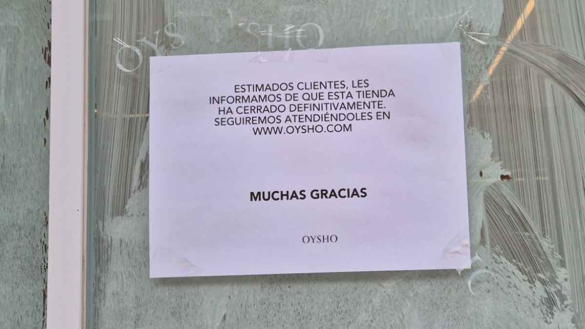 Cartel de cierre definitivo de la tienda Oysho de Inditex en Gijón informando a los clientes