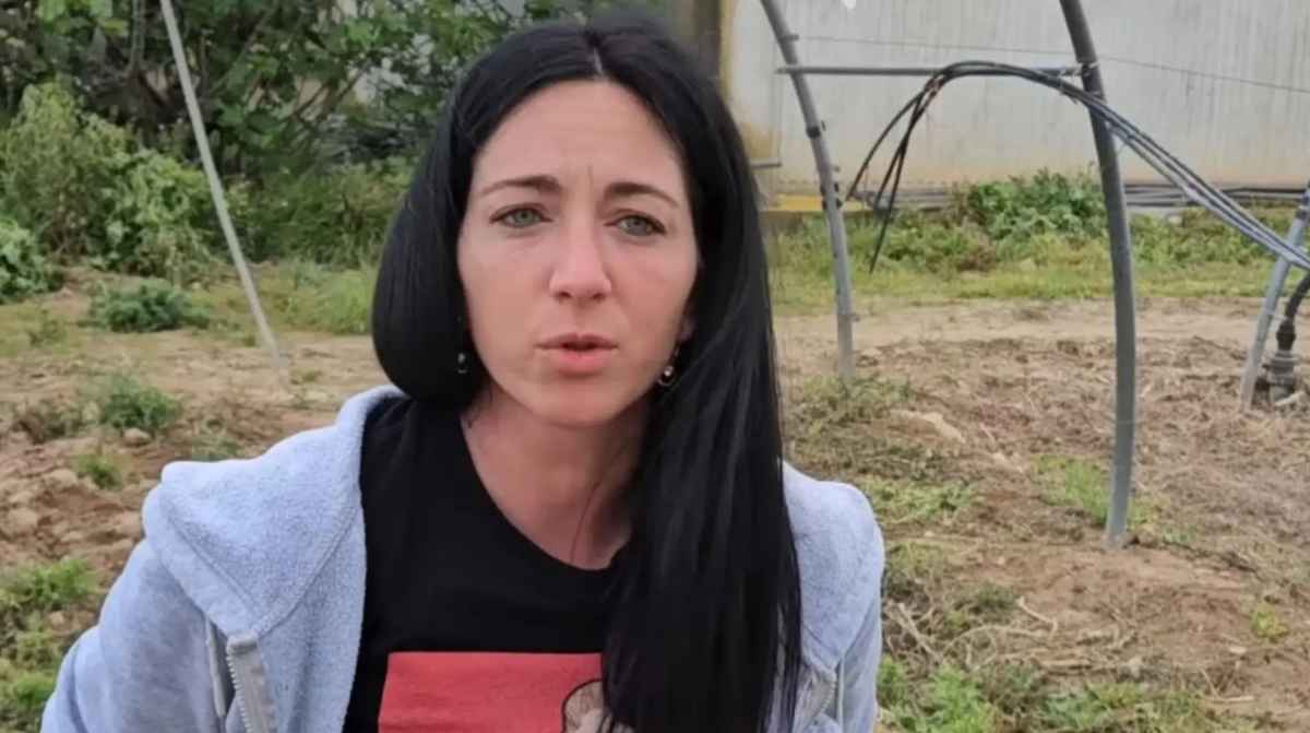 Clara, agricultora en Logroño, durante su jornada en la explotación agrícola
