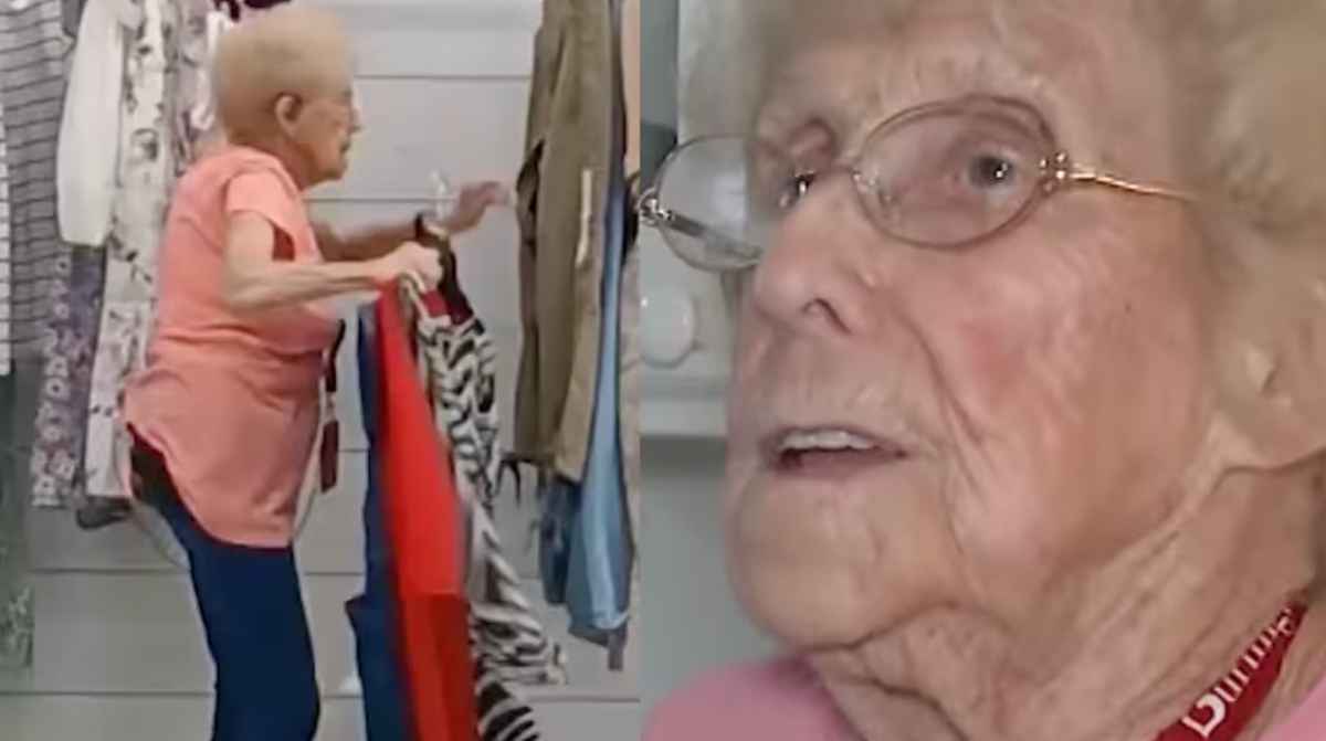 Mujer de 92 años trabajando en el probador de una tienda doblando ropa