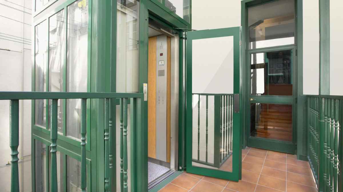 Portal de una comunidad de vecinos con ascensor implicada en un despido de conserje declarado improcedente