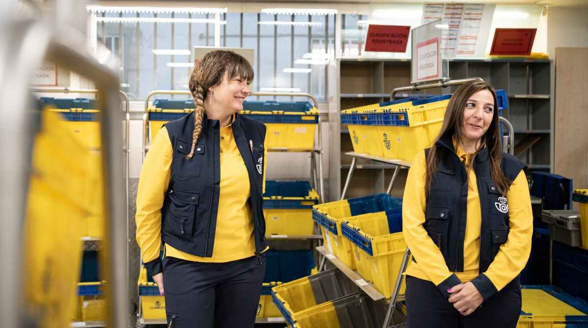 Trabajadoras de Correos en centro de clasificación durante convocatoria de empleo con plazas fijas