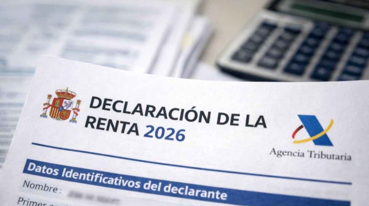 Documento de la Declaración de la Renta 2026 de la Agencia Tributaria sobre mesa con calculadora