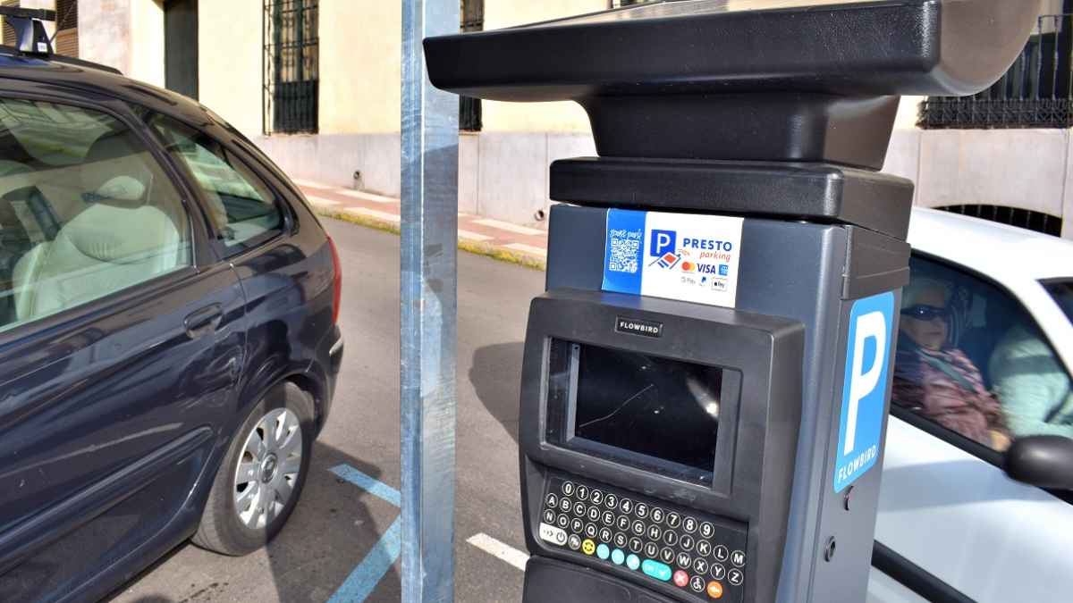 Parquímetro de zona azul en Puertollano, relacionado con el despido de un controlador por uso indebido de tarjeta de discapacidad