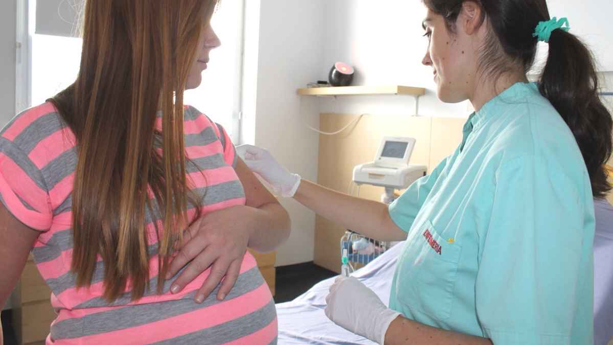 Mujer embarazada durante revisión médica, clave en un despido declarado nulo por discriminación laboral