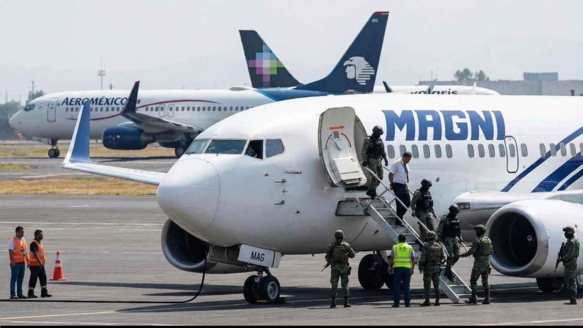 Fuerzas de seguridad intervienen en un avión de Magnicharters tras el despido de un piloto antes del despegue a Cancún