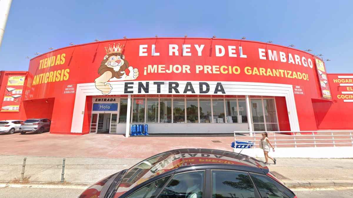 Cierre de la tienda El Rey del Embargo en Alcorcón antes de la llegada de un buffet asiático gigante
