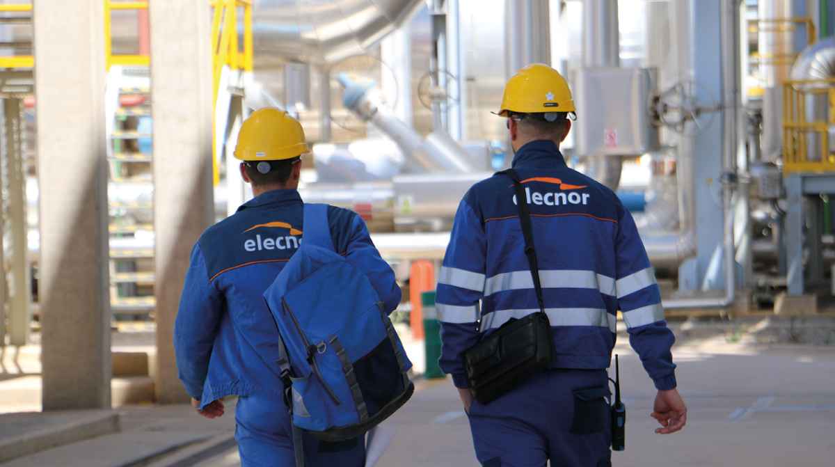 Trabajadores de Elecnor en una planta industrial tras la publicación de 70 ofertas de empleo en Madrid