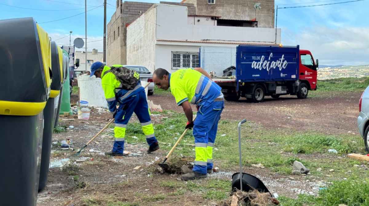 Operarios trabajando en limpieza de barrio en Telde dentro del programa de empleo municipal