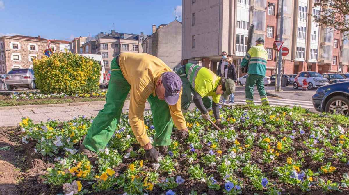 Operarios de jardinería trabajando en Torrelavega para las plazas del Centro Especial de Empleo SERCA