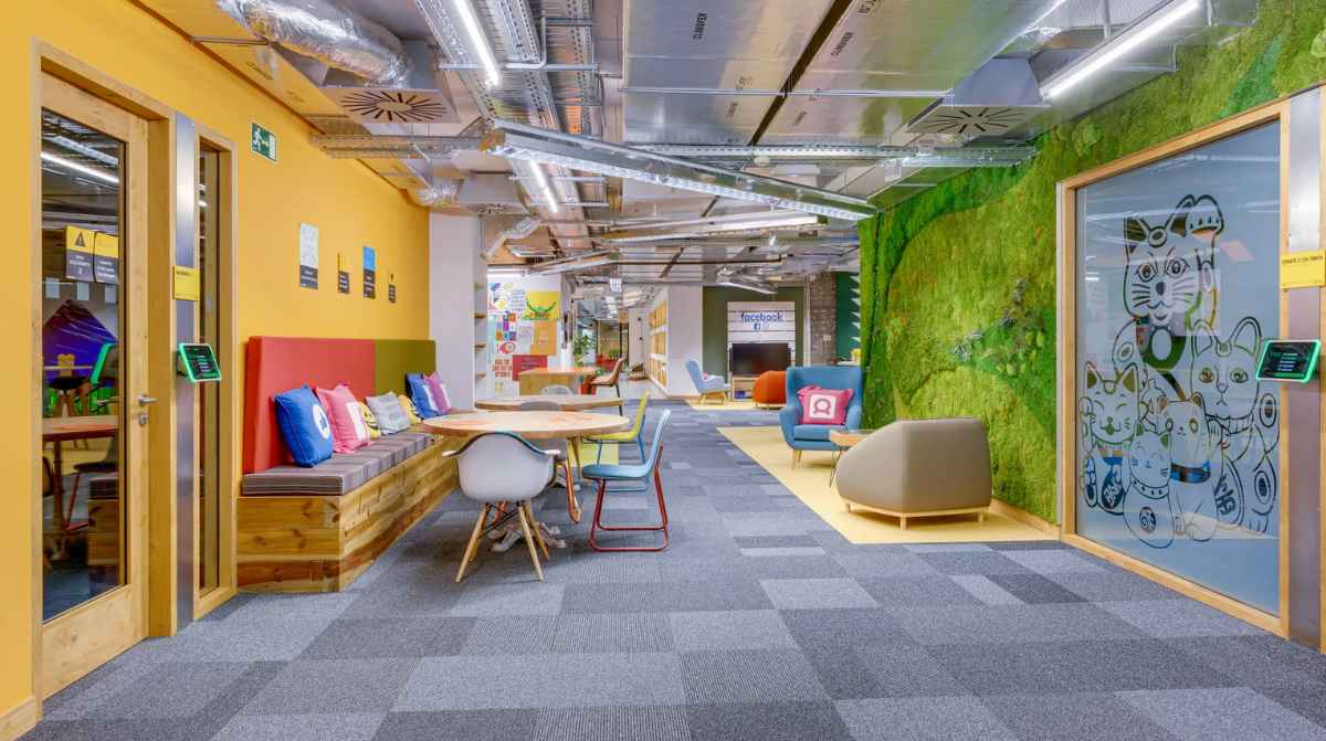 Oficina moderna con mobiliario innovador y espacios de trabajo creativos en empresa de Dos Hermanas