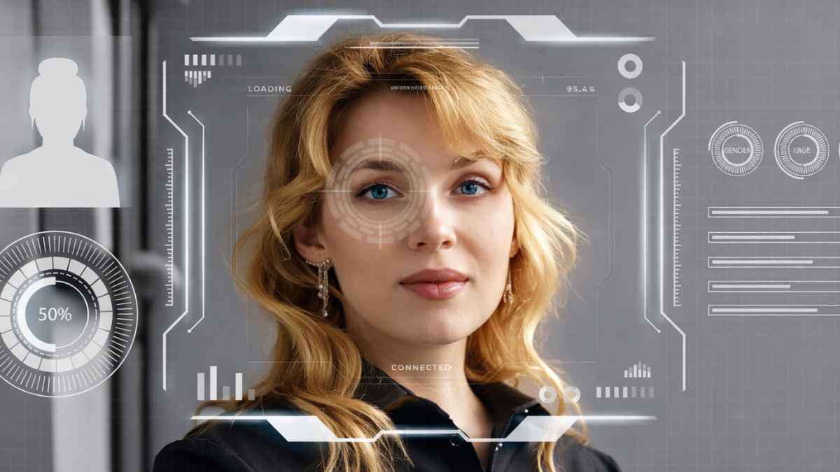 Mujer siendo analizada mediante reconocimiento facial para el control horario laboral en una empresa