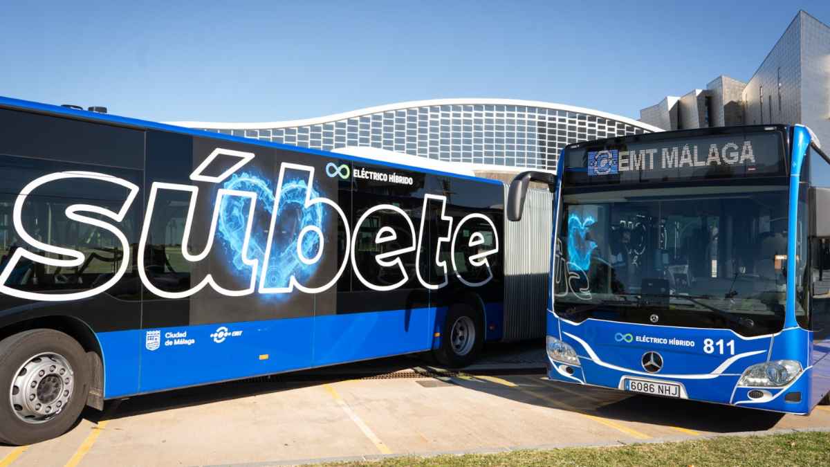 Autobuses eléctricos de la EMT de Málaga en una convocatoria de empleo público con 150 puestos disponibles