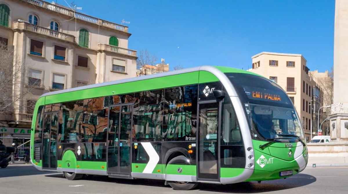 Autobús de la EMT de Palma circulando por la ciudad tras el anuncio de 150 nuevas plazas de conductor