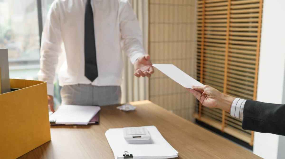 Trabajador entregando solicitud de excedencia voluntaria de hasta 5 años en la empresa