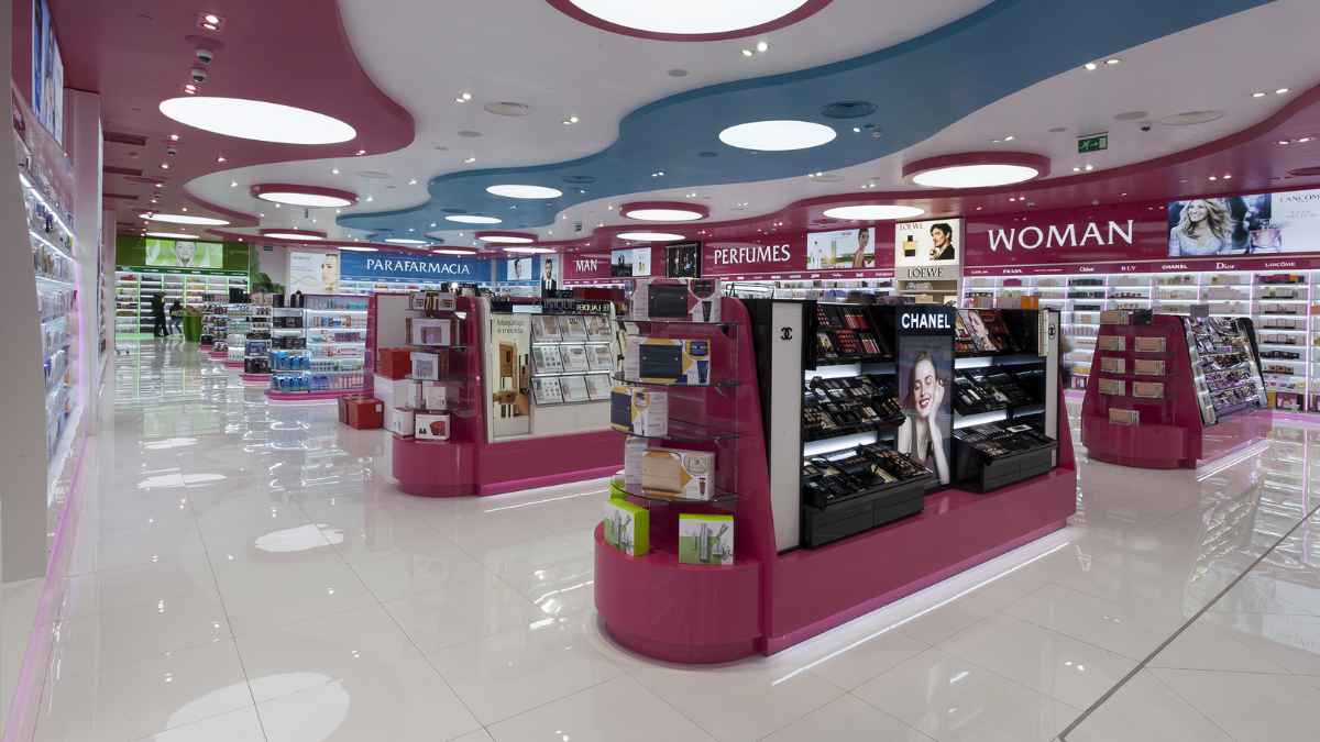 Interior de una tienda de cosmética y perfumería donde una encargada fue despedida por robar perfumes