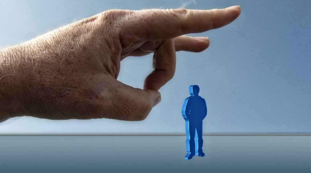 Mano señalando a trabajador representando un despido improcedente con opción de readmisión o indemnización