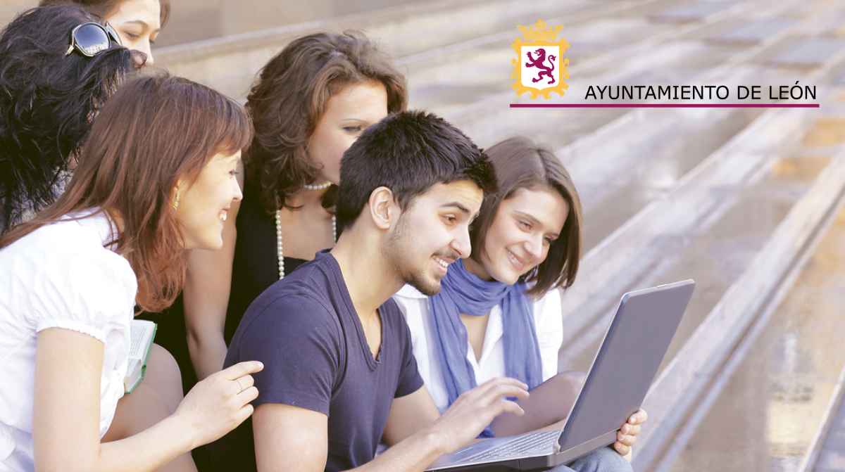 Estudiantes en León consultando ayudas al estudio del Ayuntamiento para universidad y FP 2025
