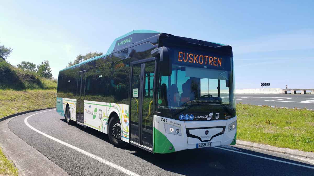 Autobús de Euskotren circulando en Euskadi tras la publicación de la bolsa de empleo para 600 conductores