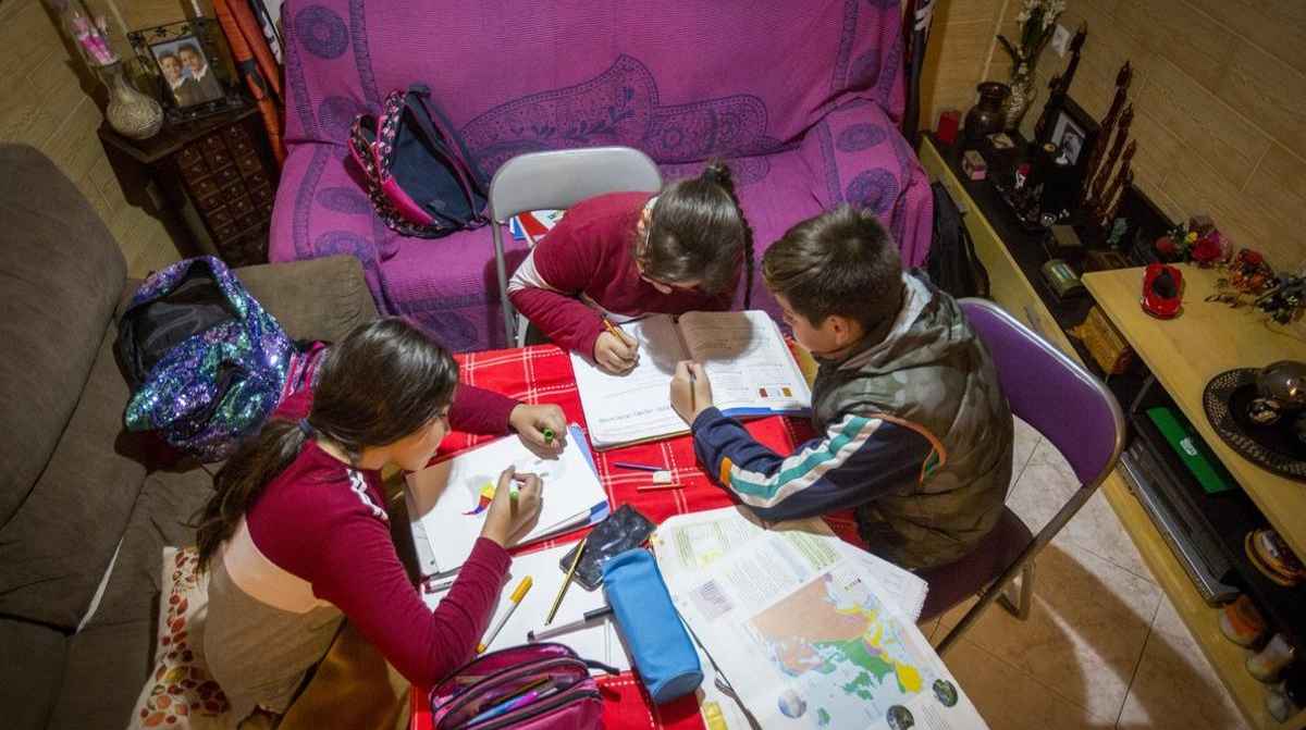 Hijos menores de edad haciendo deberes en casa, familias que pueden cobrar 115 euros al mes sin IMV