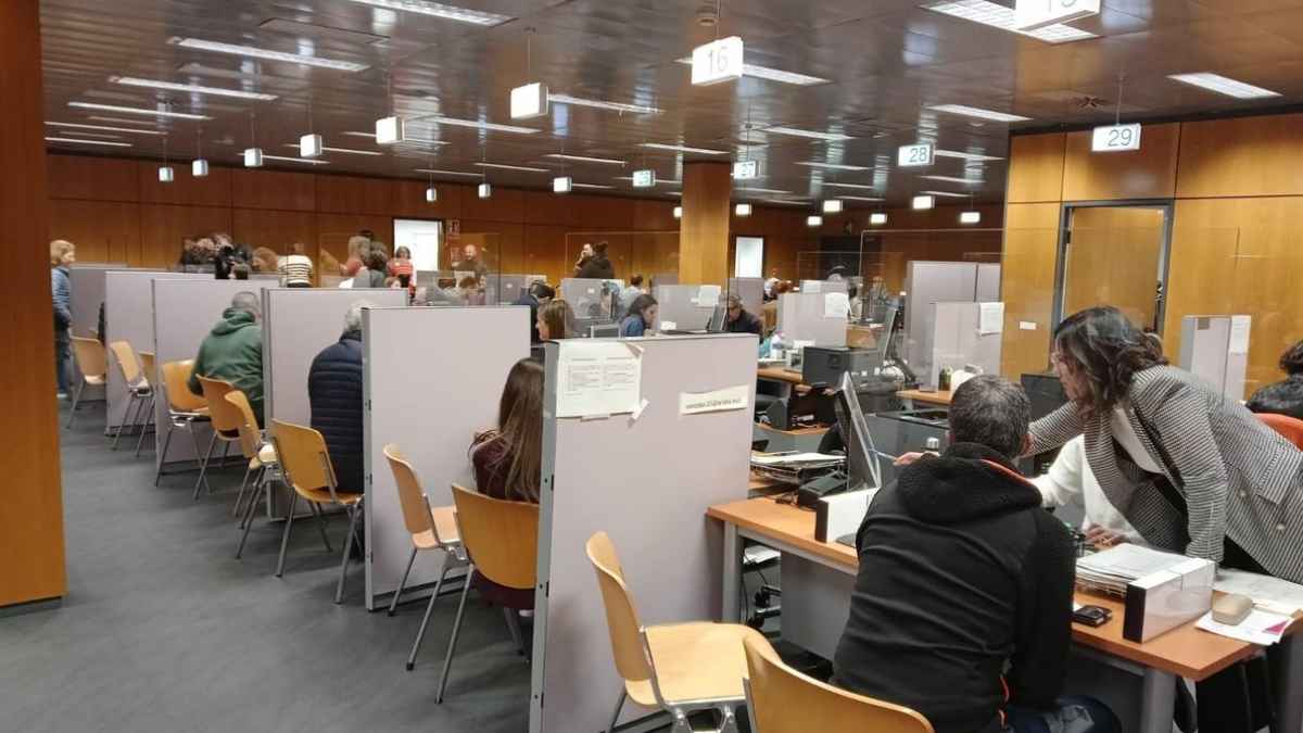 Funcionarios atendiendo al público en una oficina de la Administración General del Estado
