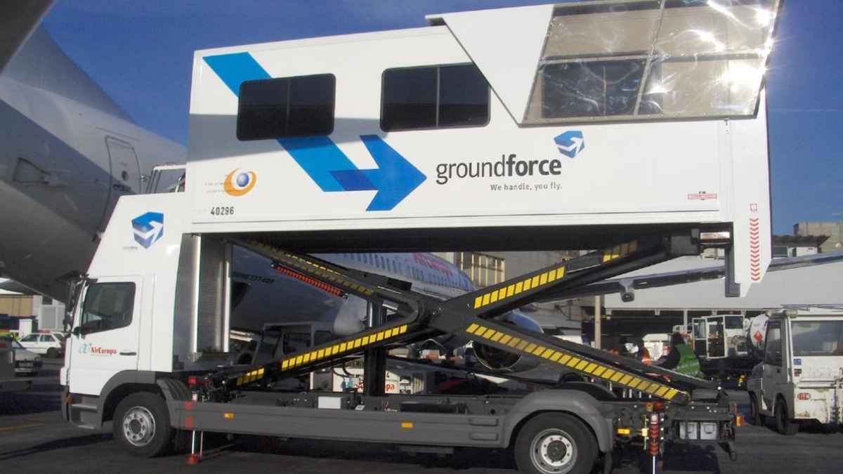 Vehículo de Groundforce realizando labores de asistencia en el aeropuerto de Palma de Mallorca