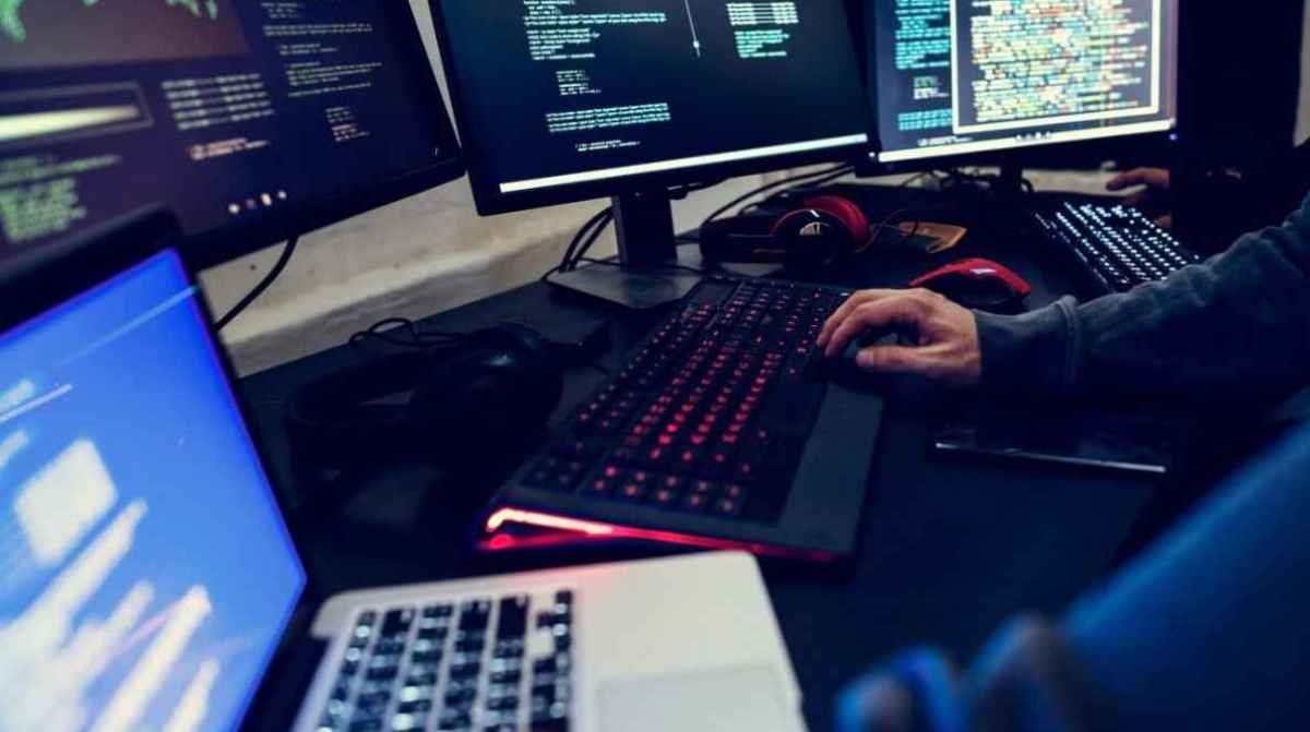 Profesional trabajando con varios monitores en entorno digital, ejemplo de formaciones más demandadas por las empresas en 2026