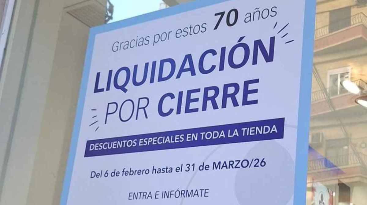 Cartel de liquidación por cierre de Perfumerías Prieto en Murcia tras 70 años con descuentos especiales
