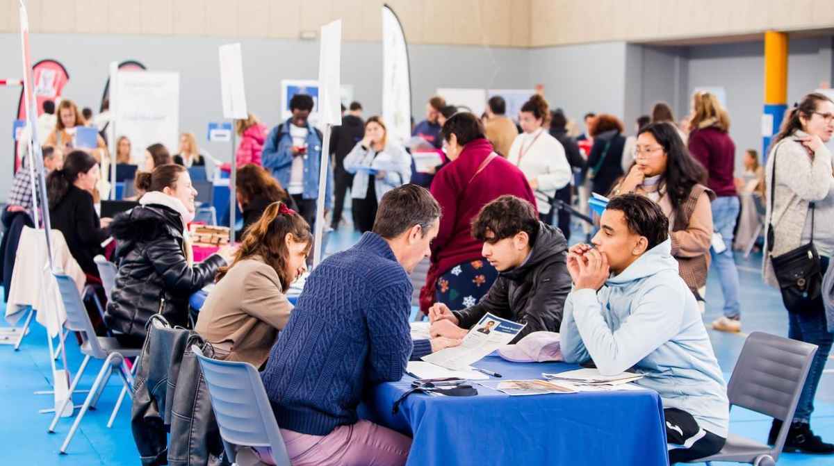 Feria de empleo Activa’t Portmany en Ibiza con candidatos realizando entrevistas para la temporada turística