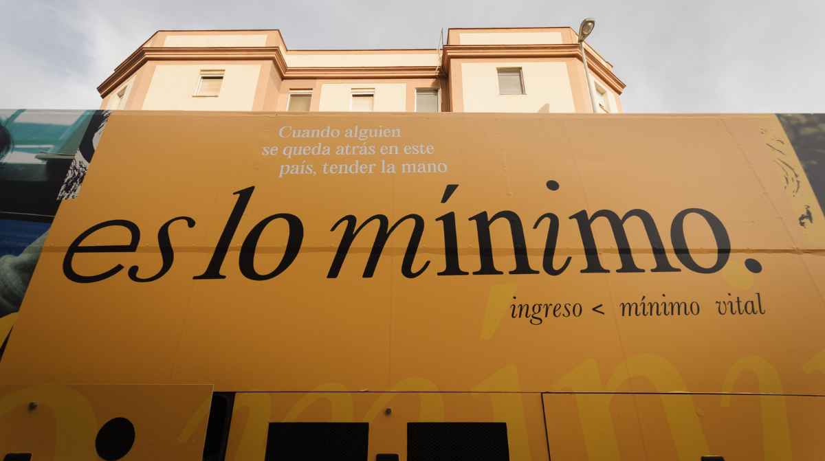 Cartel del Ingreso Mínimo Vital en un autobús con el lema “es lo mínimo”
